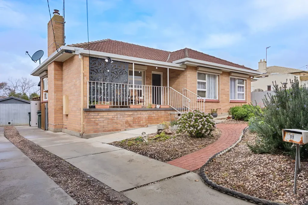 Port Lincoln 3Zimmer Solid Brick Home with Bay Views and Modern Updates
