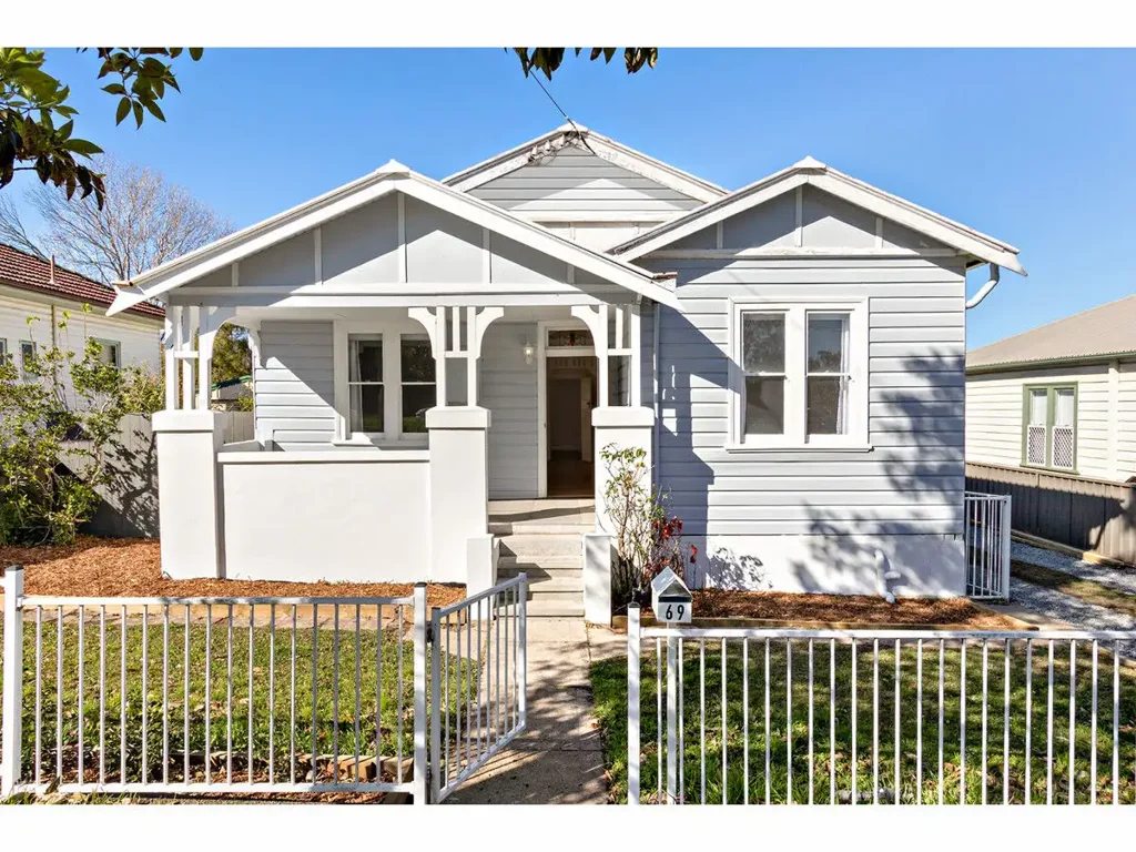IMPRESSIVELY RENOVATED AIR-CONDITIONED FAMILY HOME - WITH LARGE GARAGE AND AMPLE PARKING