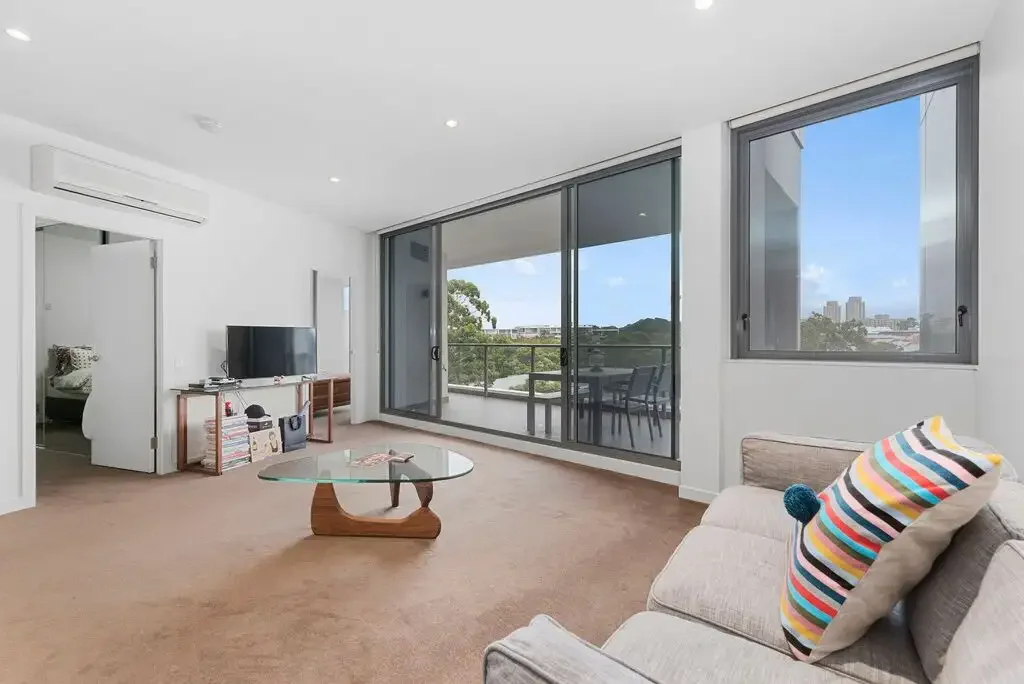 Luxurious & Spacious Top-Level Apartment