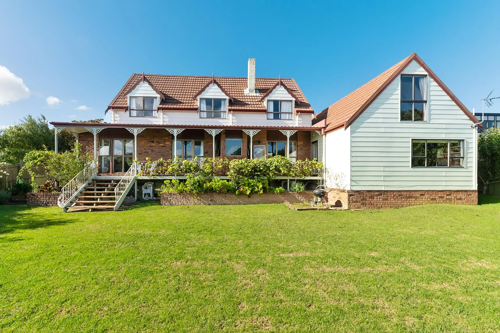 Highland Park 4Kwarto Spacious Family Living with Significant Potential