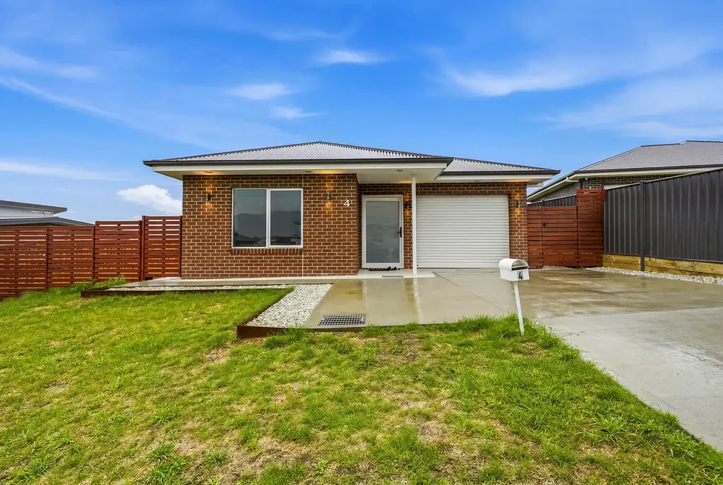 Bright Modern 3-Bed Home with Study