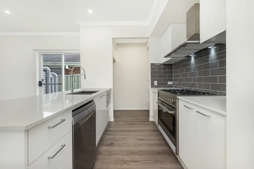 Modern two bedroom duplex footsteps to Taplin Park