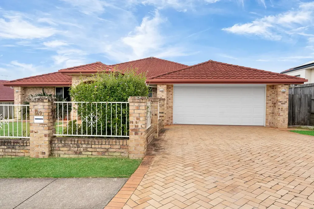 Low brick home | Family Room | Outdoor Entertaining