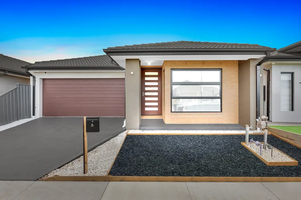 Tarneit 4 Bedroom Luxury Family Living in the Heart of Emerland Park Estate, Tarneit