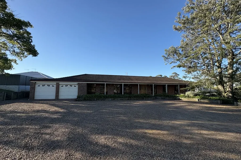 LARGE 4 BEDROOM HOME WITH POOL!