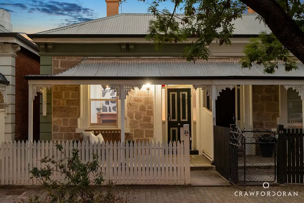 North Adelaide 2બેડરૂમ c.1880 Stone Cottage with the City in its Hands