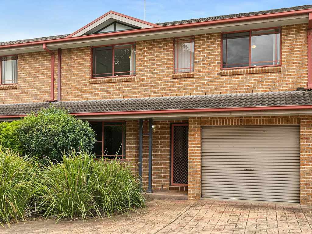 Kingswood 3 Bedroom Spacious 3-Bedroom Townhouse with Swimming Pool in Prime Kingswood Location
