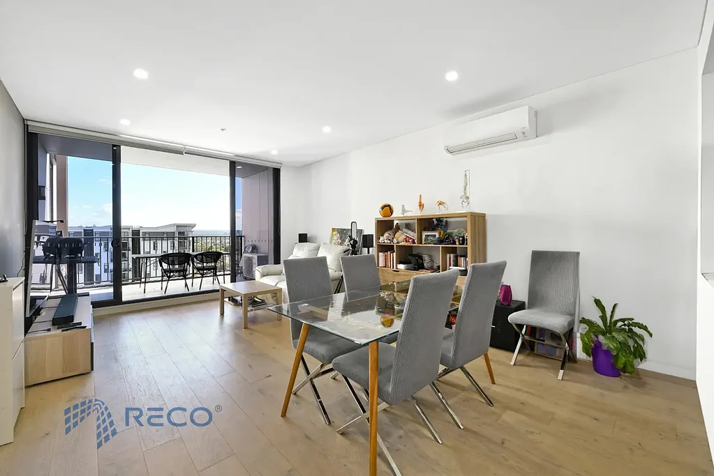 Lidcombe 2房 北向采光极佳 主卧带套间 现代石台面厨房 开放式起居区 阳光阳台 安保大楼 双车位 屋顶花园 步行便利 Modern North-Facing Apartment in a Prime Lidcombe Location