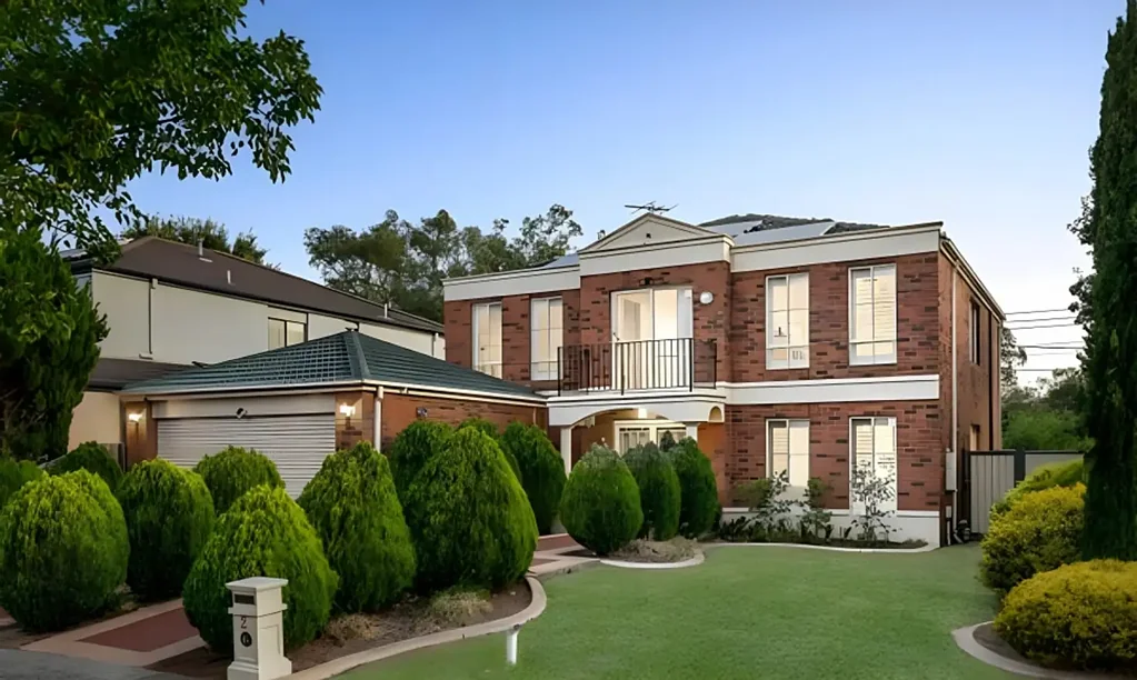 Dingley Village 4房 现代四卧室住宅，独立书房，开放式起居空间，全新厨房，豪华主套房，多功能起居区域，宁静园林景观，优越地理位置。 The Brief: Contemporary Comfort Meets Family Functionality