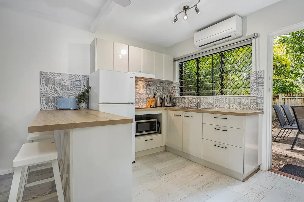 Unfurnished Palm Cove Apartment - Moments from the Beach