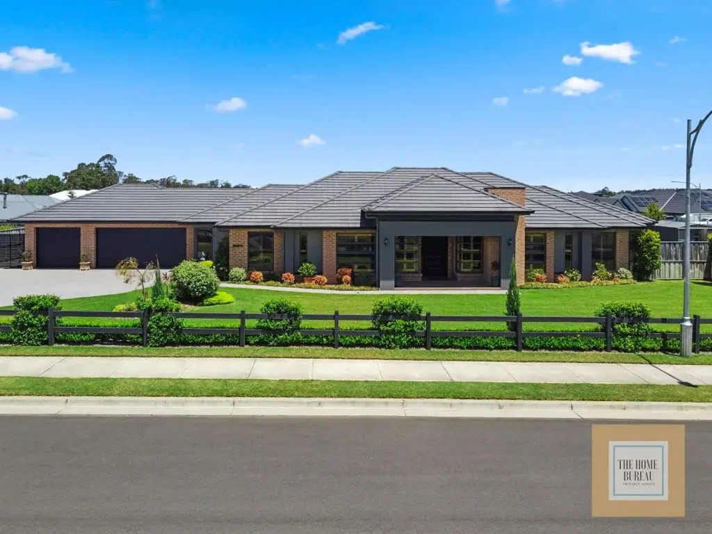 Pitt Town 4chambre Classic Family Home on 1500m2 with Pool and
Fantastic Side Access.