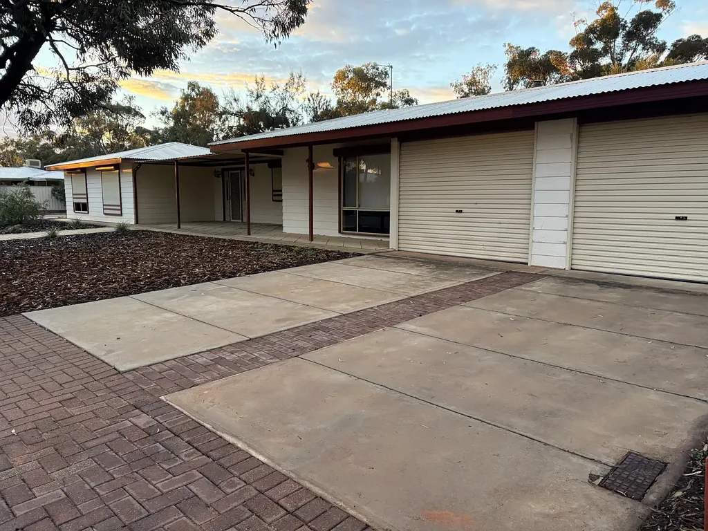 Roxby Downs 4બેડરૂમ Four Bedrooms, Three Living Zones and a Sparkling Pool