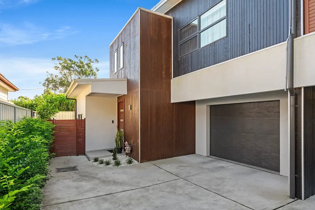 Blackwall 3 Bedroom MODERN TOWNHOUSE IN CENTRAL LOCATION AT REAR OF BLOCK - THREE BEDROOMS, TWO BATHROOMS & NEAR NEW!
