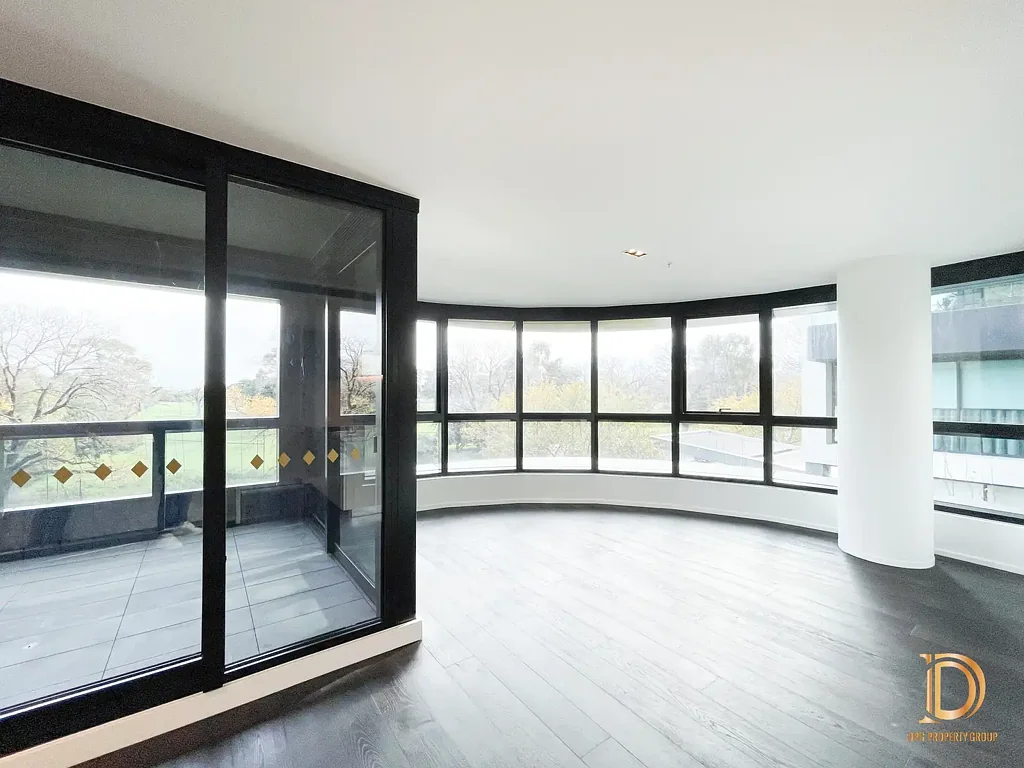 Elegant Luxury with Albert Park Lake & Parkland Views