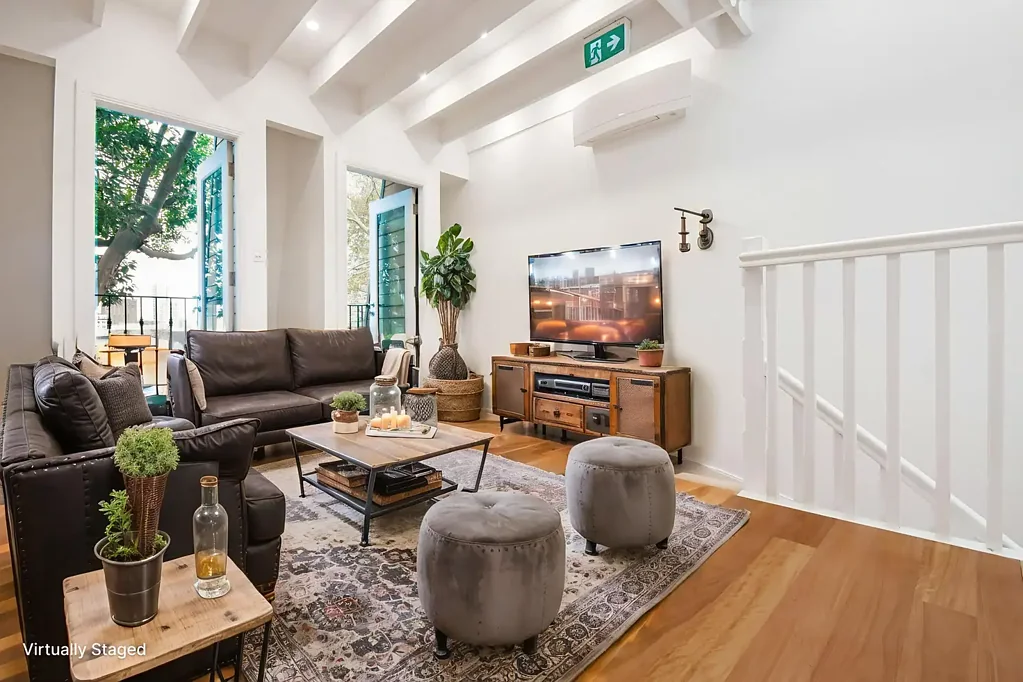 UNIQUE TRI-LEVEL RESIDENCE & CREATIVE SPACE