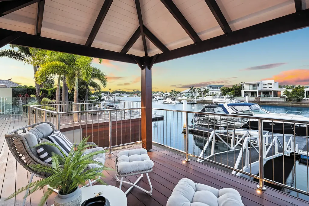 Banksia Beach 6房 独一无二，面向北方的优质家庭娱乐房产 One of a kind north facing waterfront quality family entertainer