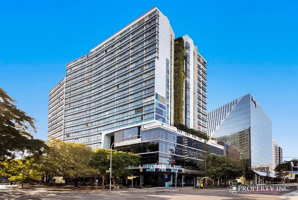 Fortitude Valley 2침실 Sky-High Style with Rare Two-Car Parking & Rooftop Terrace