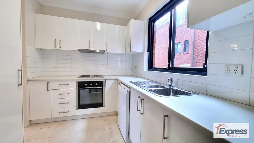 TWO BEDROOM OCEAN-VIEW ENTERTAINER WITH SHORT STROLL TO BEACHES