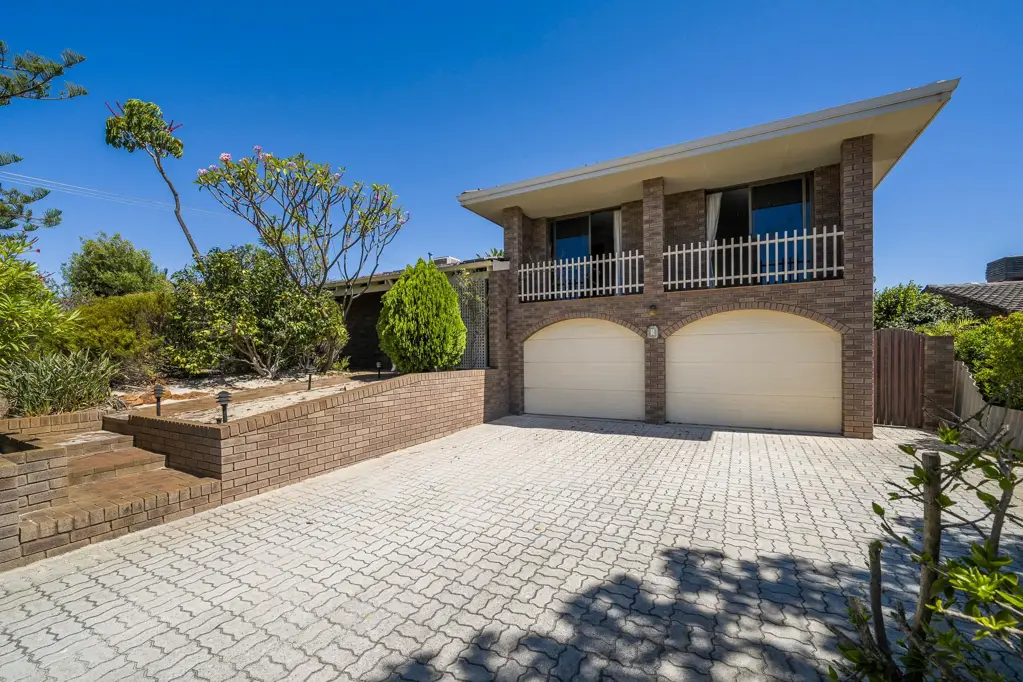 LARGE FAMILY HOME IN ROSSMOYNE SENIOR HIGH SCHOOL ZONE!