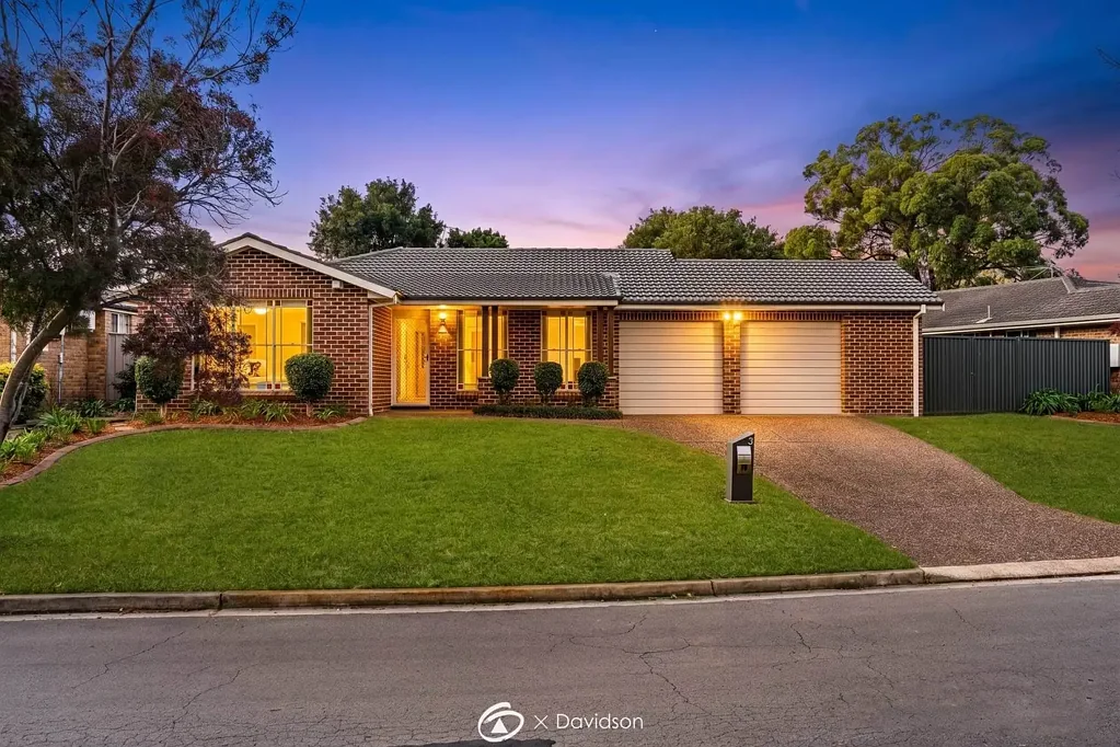 Wattle Grove 4房 Wattle Grove抢手地段 725sqm全幅地 四卧主卧套房 设计师厨房 双车库泳池 私人花园度假村 Turn-Key Family Living on a Fully Renovated 725sqm Parcel in a Blue-Chip Location