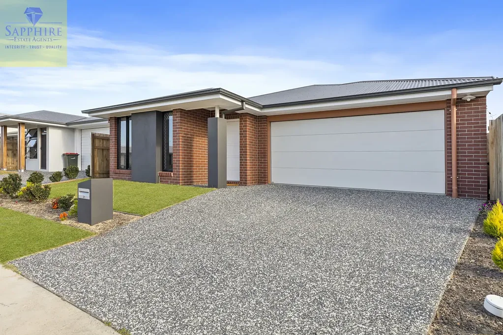 Beautiful  4 Bedroom Home For Rent In Heart of Moray field with Ducted AC.
