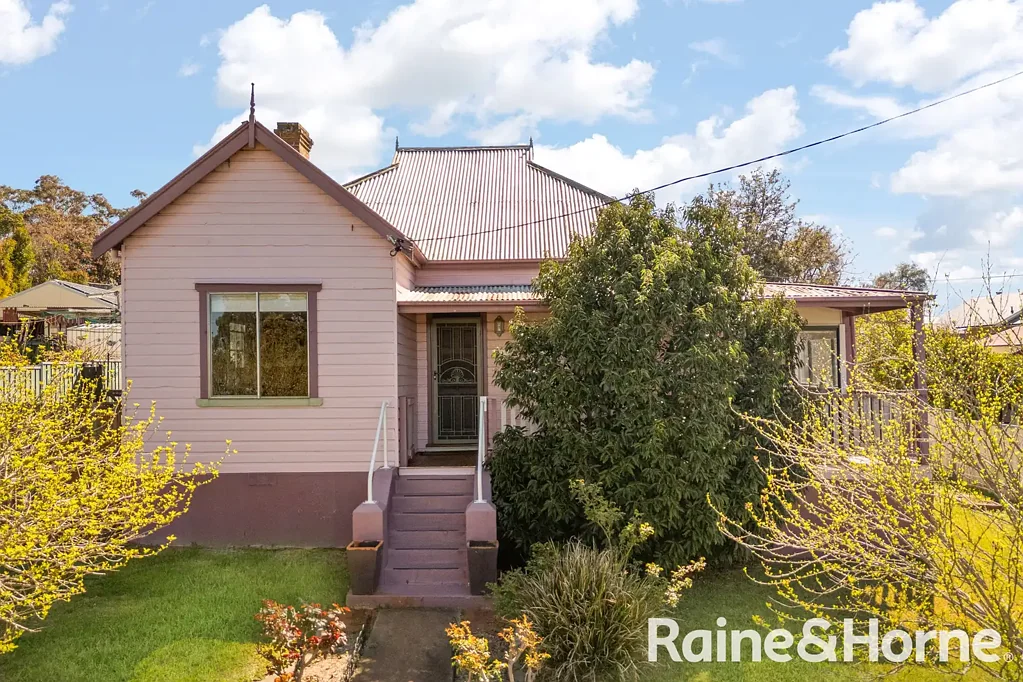 Gulgong 6બેડરૂમ Heritage Charm with Modern Comforts & Endless Investment Potential