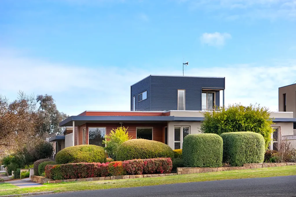 Castlemaine 3 Bedroom Contemporary Townhouse with a commanding vantage and refined interiors