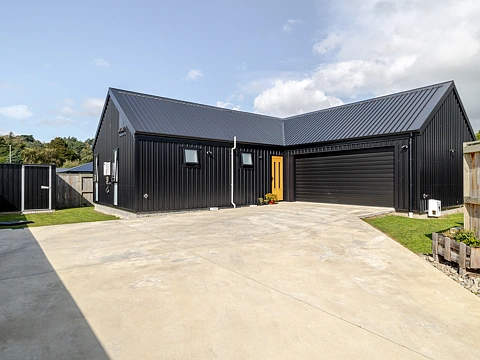 Pahiatua 3房  Modern, stylish with great views