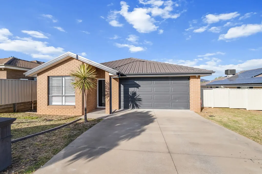 16 Lake Place, Tamworth, NSW 2340