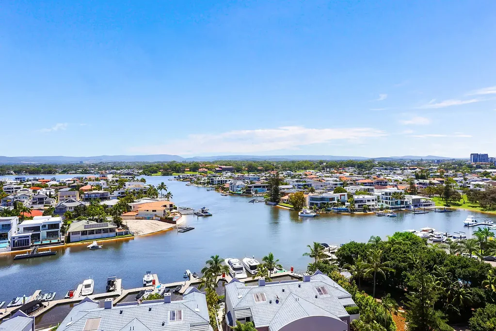 Surfers Paradise 2ห้องนอน Great River and Hinterland Views - Recently Renovated - Residential Building $1,295,000
