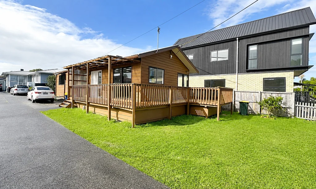 3 Bedroom House With 1 Bathroom - Super Handy Location