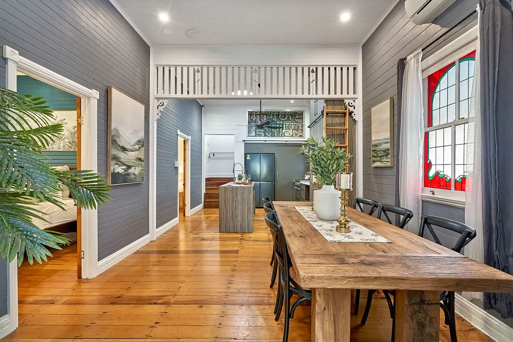 Cairns North 4房  Bold. Beautiful. Unforgettable. A Character Queenslander Like No Other.