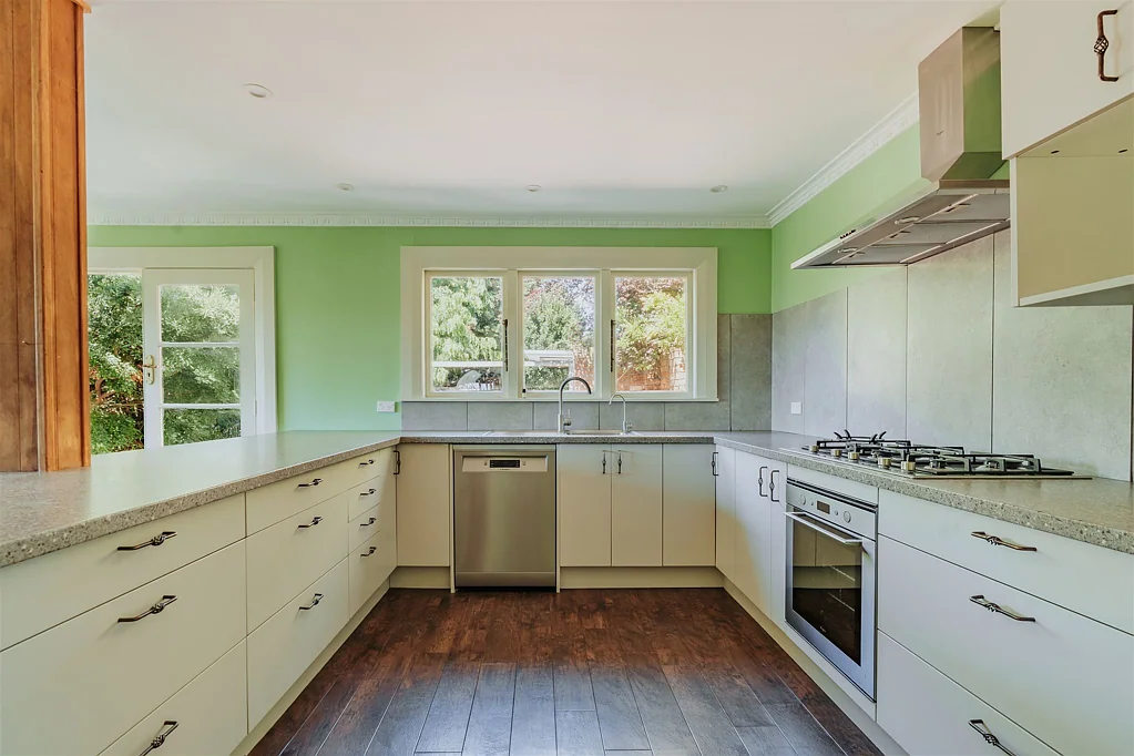 Balclutha 3房  Stunning 1920's Brick Character Home