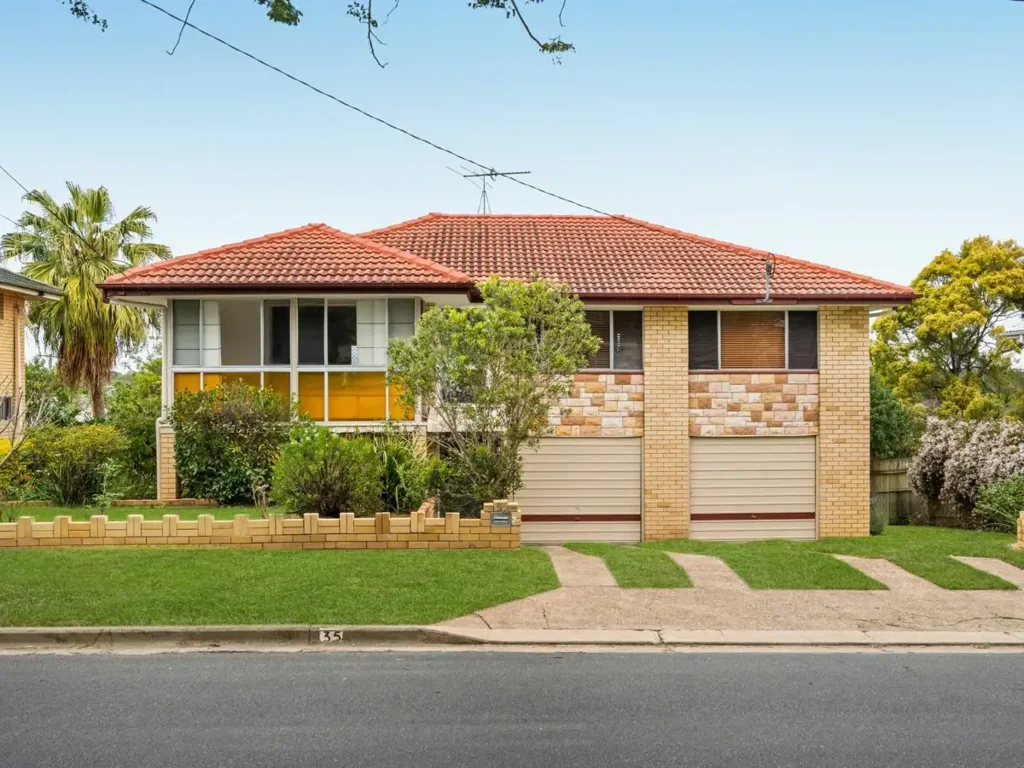 Mansfield 4 Bedroom North-Facing Family Home - 400m to Mansfield Schools