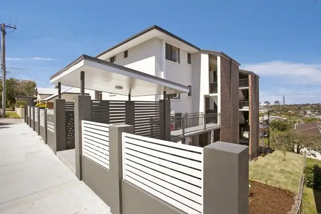 Modern, Air Conditioned Unit in Quiet Street with City Views