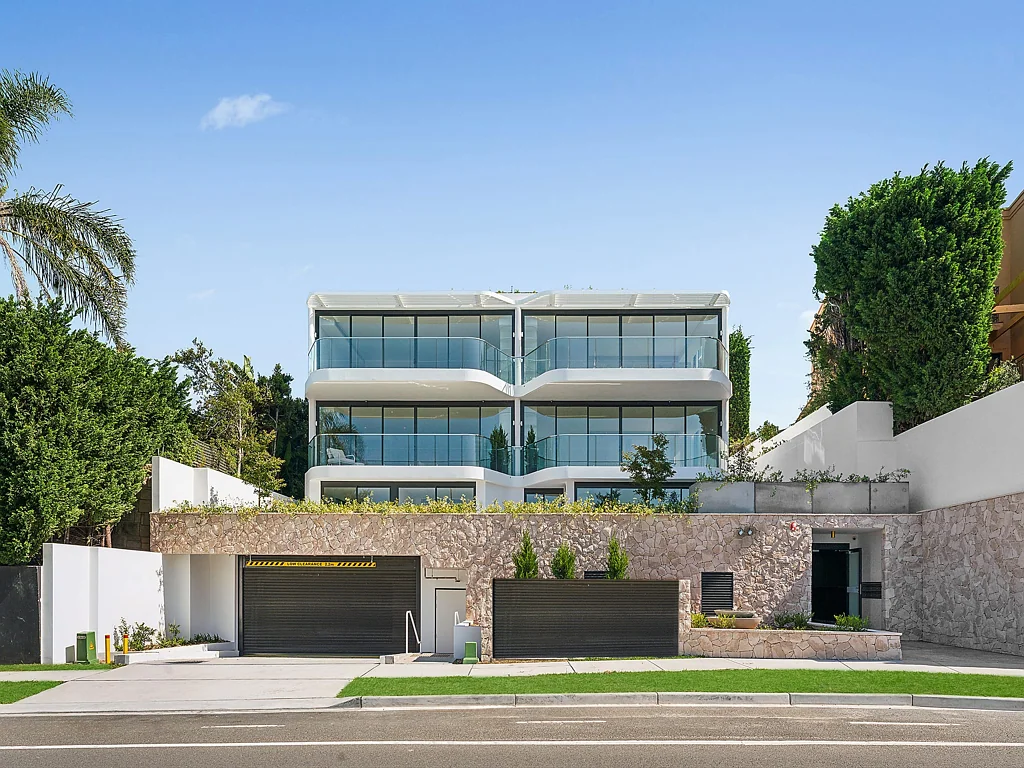 Vaucluse 3ห้องนอน Brand-New Garden Residence with North Facing Harbour Views, Pool & House-Like Proportions