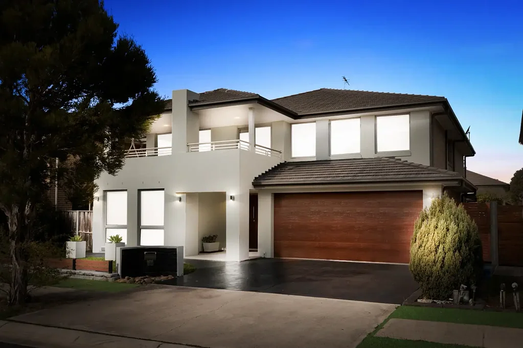 Your Perfect Home with a Stunning Swimming Pool!