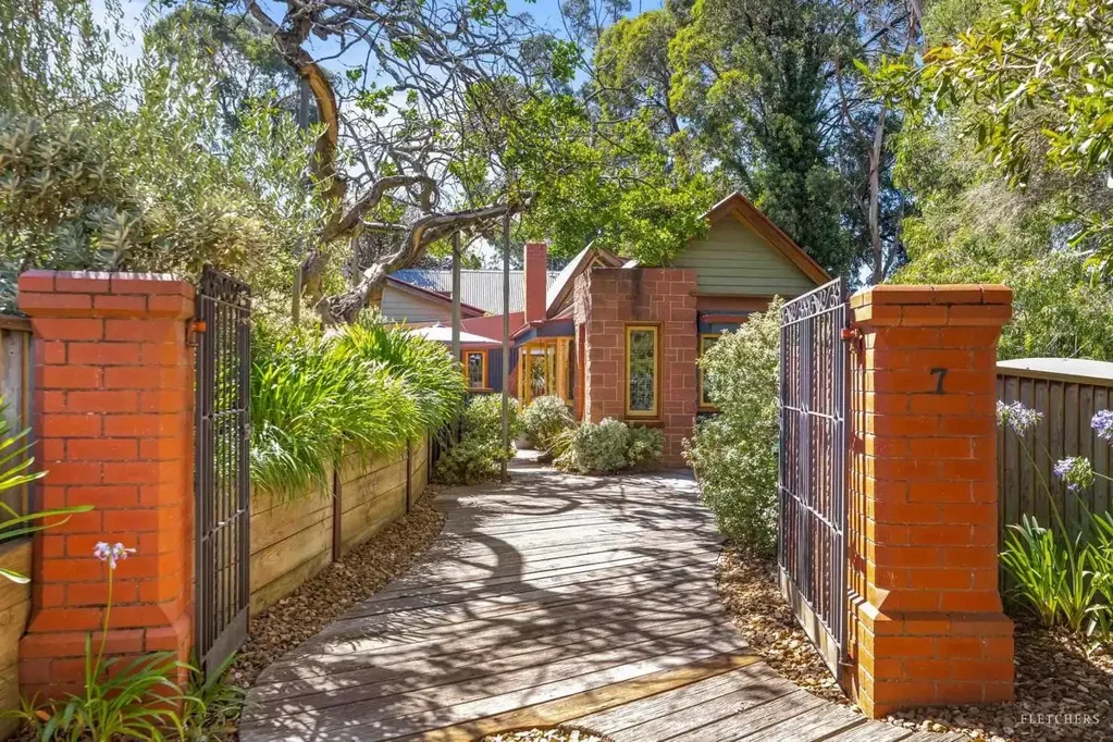 Ballarat East 5房  Unique residence with income opportunity at 7 Otway Street South Ballarat East