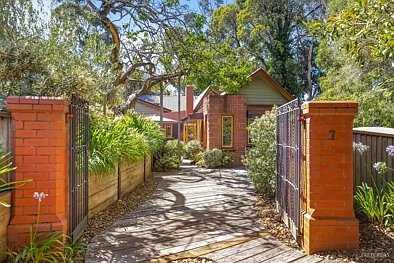 Ballarat East 5कमरा Unique residence with income opportunity at 7 Otway Street South Ballarat East