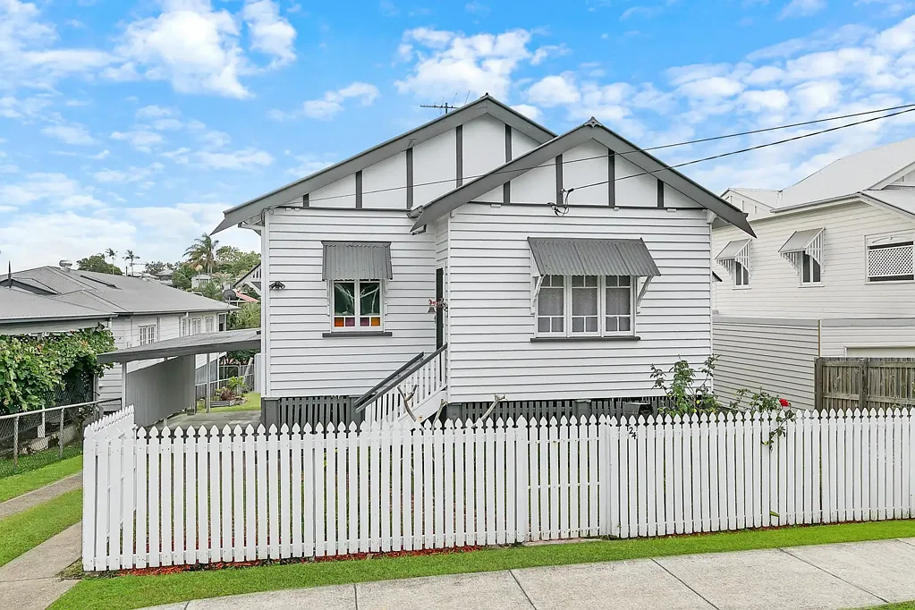Camp Hill 3غرفة نوم Elevated Queenslander Living with Stunning Deck & Exciting Future Potential