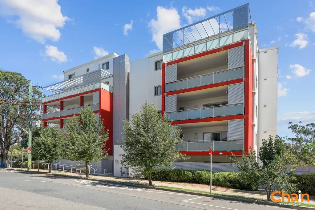 Dundas 2 Bedroom Top Floor Split Level Apartment!