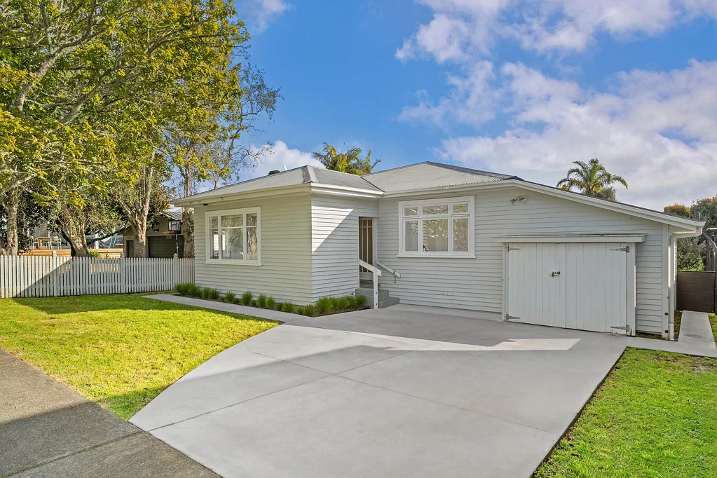 Mount Albert 3 Bedroom Classic Kiwi Living on 696sqm of Freehold Land