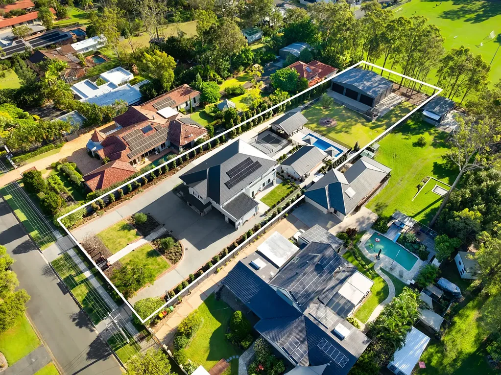 Ashmore 6ห้องนอน Grand Family Home on One of Gold Coast's Most Sought-After Streets