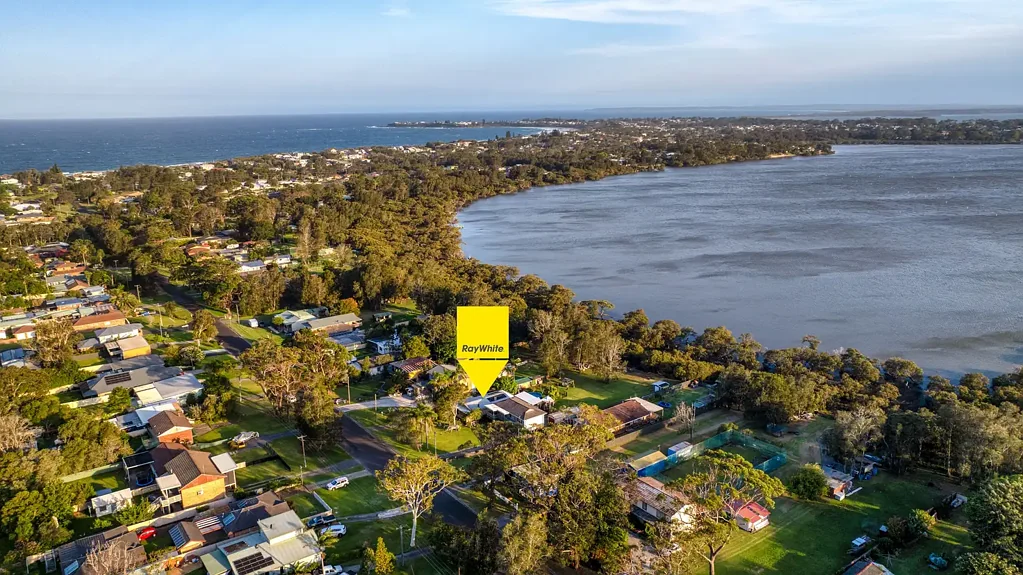 Culburra Beach 3 Bedroom Absolute Waterfront 850 Meters to the Beach!
