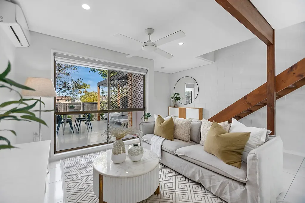 Daisy Hill 2 Bedroom Beautifully renovated townhouse with dual alfresco entertaining & designer wardrobe.