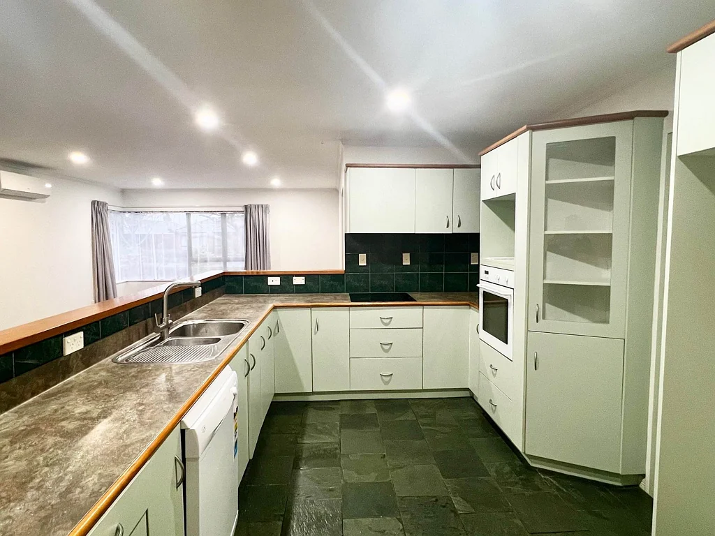 Generous Four Bedroom, walking distance to Hil...