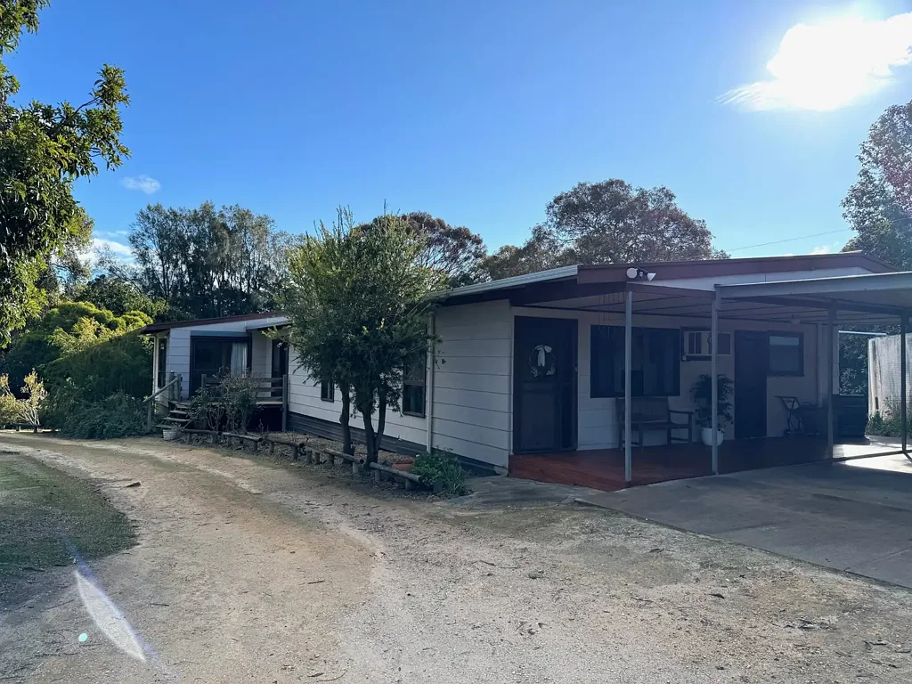 Naracoorte 4Kwarto Rare Opportunity - 4 Bedrooms,  9.94 acres - Zoned:  Rural Living