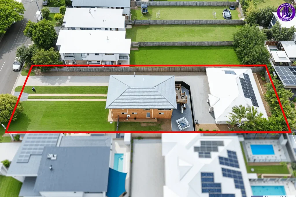 Victoria Point 6房 双独立住宅 优质隔热 分体空调 太阳能发电 双车库 步行至水域 公园绿地 咖啡馆 交通便利 开发潜力巨大 Dual Homes. Prime Zoning. Walk-to-Water Position. A Bayside Asset with Serious Upside.