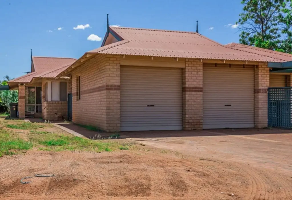 South Hedland 3Kwarto DOUBLE Lock Up Garage + 3x2 BRICK FAMILY HOME in Secure "Gated" Community!