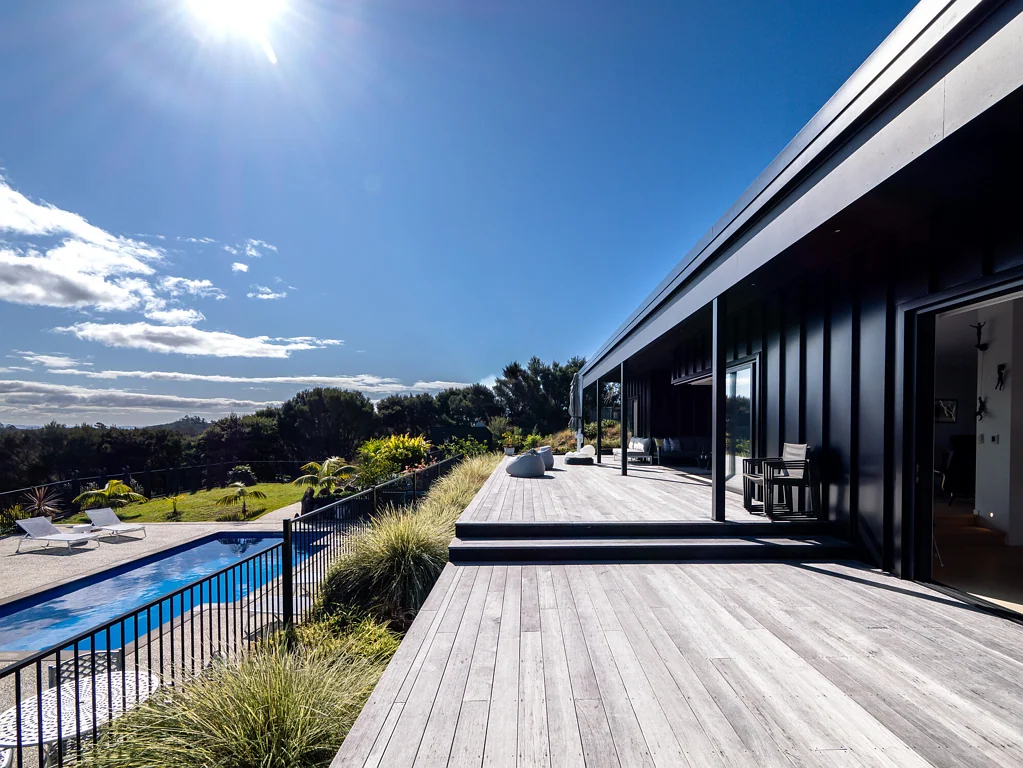 Russell 3બેડરૂમ Panoramic coastal views with pool side luxury.